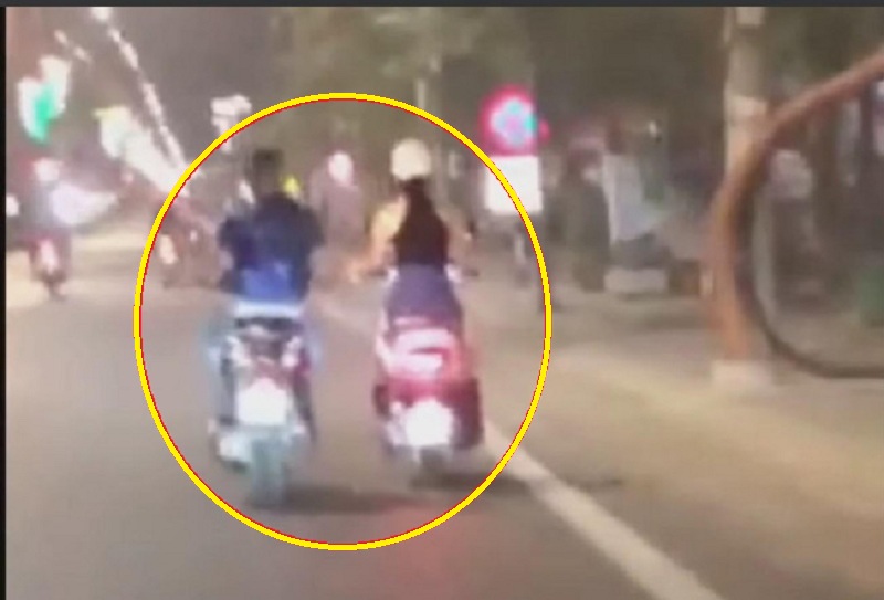 Cảnh thanh niên liên tục chèn ép xe, rồi dùng tay sờ soạng vào ngực cô gái trên đường phố Quảng Bình. (Ảnh: Cắt từ clip).
