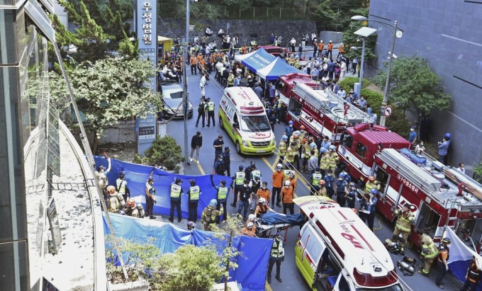 Cảnh sát và lính cứu hỏa tại hiện trường vụ cháy ở Daegu, Hàn Quốc, hôm 9/6. Ảnh: AP.