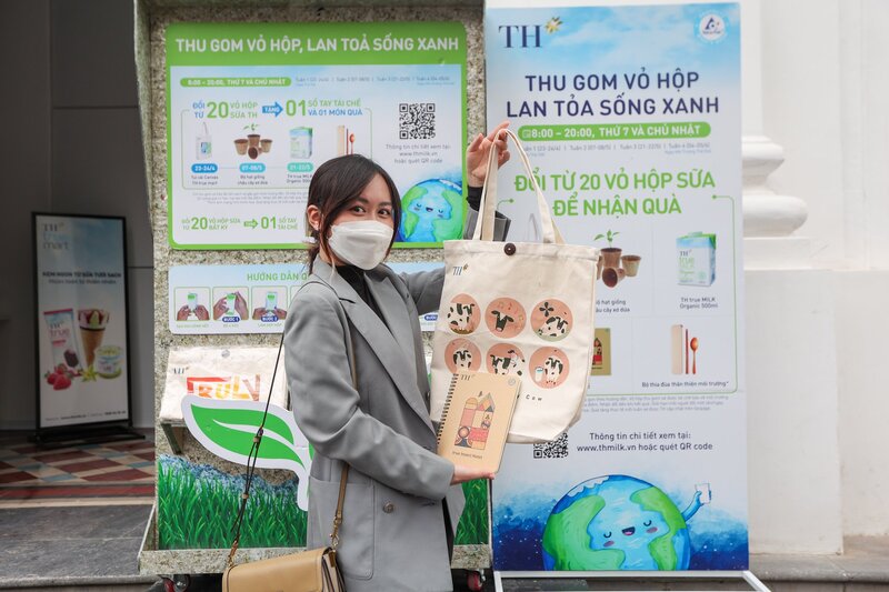 Tập đoàn TH khuyến khích khách hàng sống xanh thay thế túi ni-lon bằng túi vải canvas
