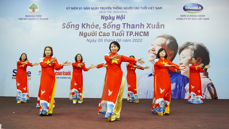 Tinh thần “Sống khỏe, sống thanh xuân” được thể hiện một cách ấn tượng qua các màn biểu diễn múa, tiết mục dưỡng sinh của người cao tuổi Hà Nội và Hồ Chí Minh