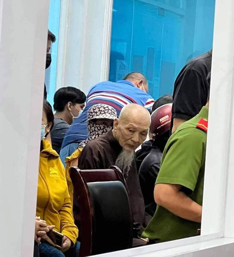 Hình ảnh lan truyền trên mạng xã hội về việc ông Lê Tùng Vân xuất hiện tại TP.HCM làm căn cước công dân. Ảnh: Mạng xã hội