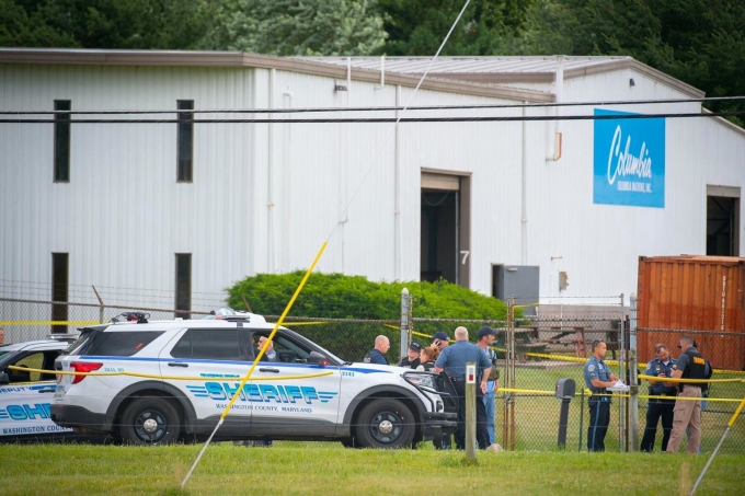 Cảnh sát tại hiện trường vụ xả súng ở nhà máy hạt Washington, bang Maryland, Mỹ hôm 9/6. Ảnh: The Frederick News-Post.