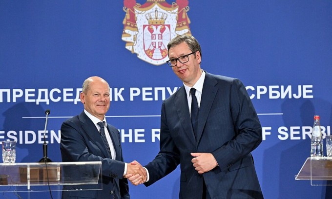Thủ tướng Đức Olaf Scholz (trái) và Tổng thống Serbia Aleksandar Vucic (phải) bắt tay trong cuộc họp báo tại Belgrade ngày 10/6. Ảnh: AFP.