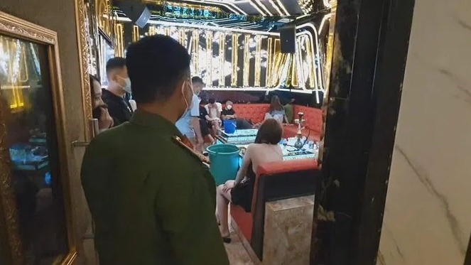 Cảnh sát phát hiện có mua bán dâm tại karaoke. Ảnh A.Đ.