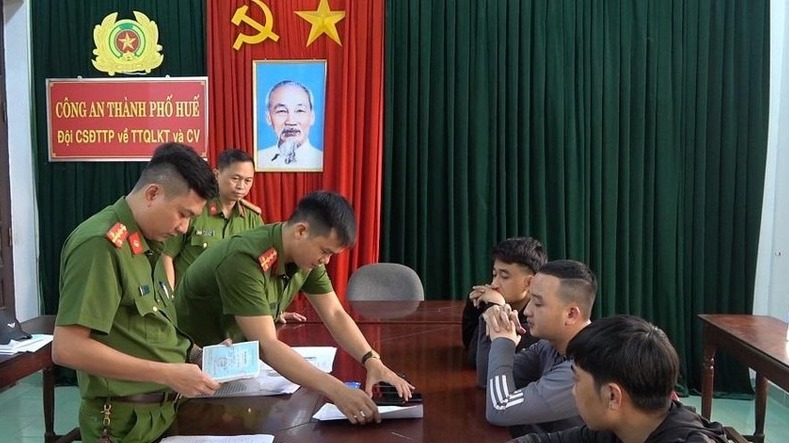Công an làm việc với nhóm thanh niên.