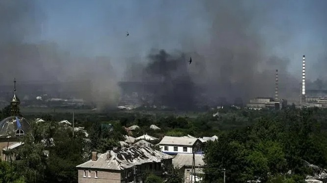 Thành phố Severodonetsk đang trải qua giao tranh dữ dội. Ảnh: AFP
