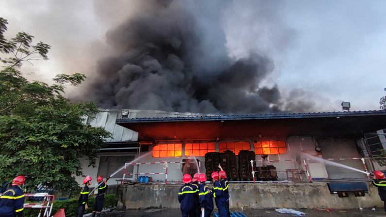 Đến 7h ngày 13/6, đám cháy ở công ty Scavi Huế cơ bản được khống chế, các lực lượng tham gia chữa cháy tiếp tục triển khai các phương án phun nước để dập tắt lửa hoàn toàn.