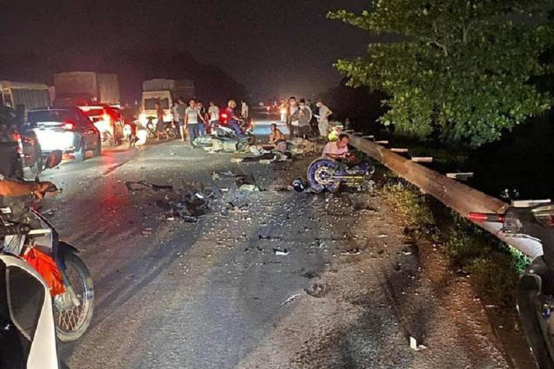 Hiện trường vụ tai nạn 3 xe máy tông liên hoàn ở Bắc Ninh làm 5 người thương vong.