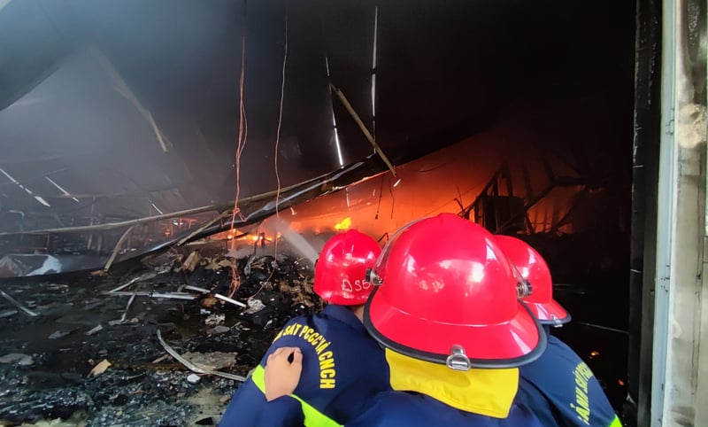 Trước đó, vào khoảng 3h cùng ngày, nhận được tin báo tại nhà máy 2, Công ty Scavi (đóng tại khu công nghiệp Phong Điền, tỉnh Thừa Thiên Huế) xảy ra vụ cháy trên diện rộng.