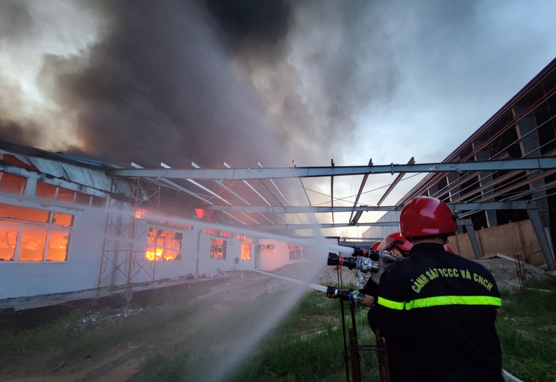 Lúc đó, lửa đã bao phủ toàn bộ khu vực xưởng may có diện tích khoảng 13.000m2, đám cháy phát triển mạnh và có khả năng cháy lan sang khu vực kho hàng và nhà xưởng bên cạnh.
