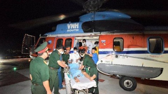Khoảng hơn 23 giờ ngày 13.6, chiếc trực thăng đưa bệnh nhân hạ cánh xuống bãi đỗ trực thăng của Tòa nhà Viện chấn thương chỉnh hình, Bệnh viện Quân y 175. Ảnh: BVCC