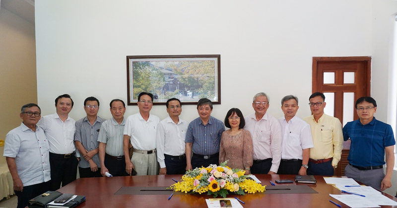 Các đại biểu tham gia buổi làm việc chụp ảnh lưu niệm cùng đoàn công tác Tổng hội Xây dựng Việt Nam.