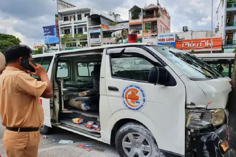 Kẻ ngáo đá sau một hồi lái xe cấp cứu bỏ chạy trên đường thì tông vao 1 cái cây và bị khống chế.