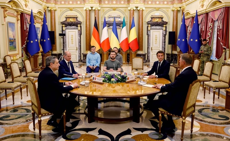 (Từ trái) Thủ tướng Italy Mario Draghi, Thủ tướng Đức Olaf Scholz, Tổng thống Ukraine Volodymyr Zelensky, Tổng thống Pháp Emmanuel Macron và Tổng thống Romania Klaus Iohannis gặp nhau trong phiên làm việc ở Điện Mariinsky, Kiev, Ukraine ngày 16/6. Ảnh: AFP