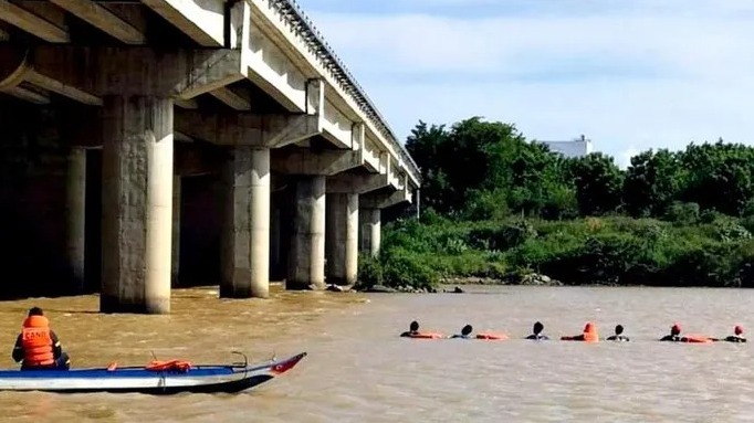 Lực lượng tìm kiếm đã vớt được thi thể thanh niên nhảy xuống sông Dinh. Ảnh: PCCC