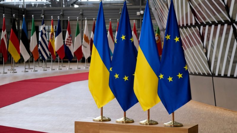 Cờ của EU và Ukraine. Ảnh: Euractiv.de