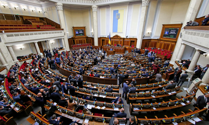 Các nghị sĩ Ukraine tham dự phiên họp quốc hội tại thủ đô Kiev ngày 23/2. Ảnh: Reuters.