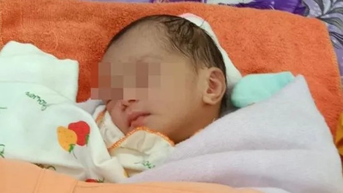 Bé gái sơ sinh bị bỏ rơi đang được chăm sóc tại Trạm Y tế xã Hòa Phú.