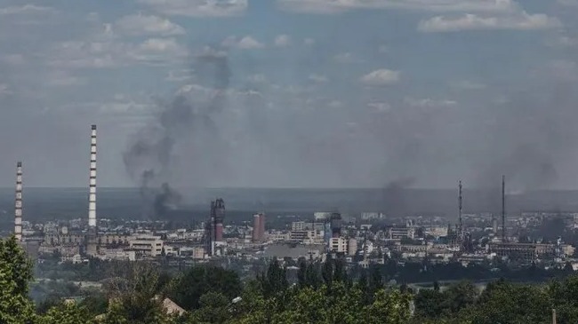 Khói bốc lên từ thành phố Severodonetsk, nhìn từ Lysychansk, tỉnh Lugansk. Ảnh: CNN