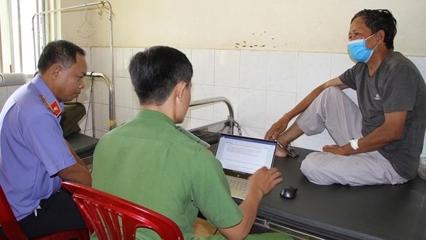 Làm việc và lấy lời khai của nghi can Nhi tại bệnh viện Đa khoa tỉnh Bình Phước.