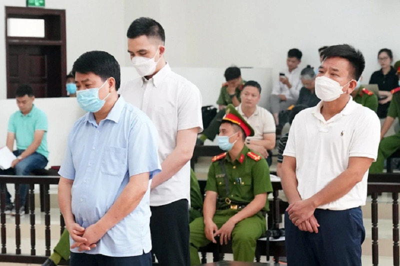 Cựu Chủ tịch Hà Nội Nguyễn Đức Chung cùng đồng phạm nghe tòa tuyên án chiều 22/6.