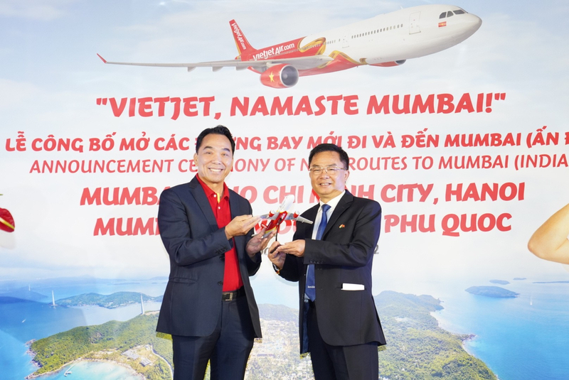 Ông Nguyễn Anh Tuấn, Thành viên Hội đồng quản trị Vietjet tặng quà lưu niệm cho ông Hoàng Tùng, Tổng Lãnh sự Việt Nam tại Mumbai