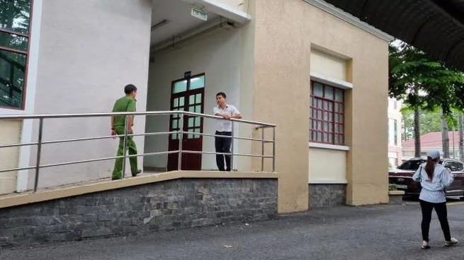 Lực lượng chức năng khám xét nơi làm việc của ông Nghĩa