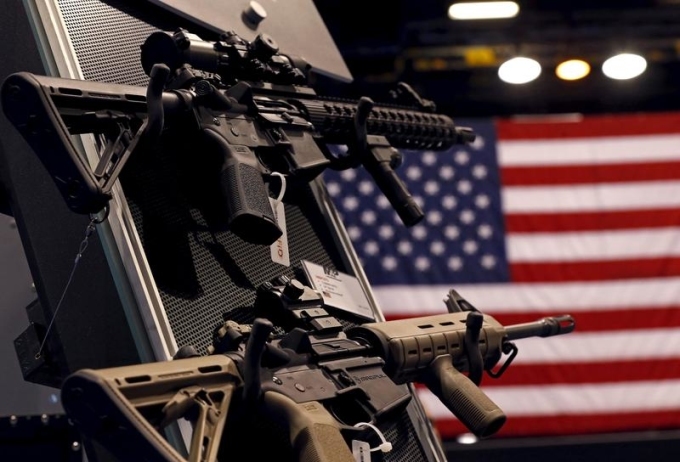 Gian hàng triển lãm súng tại Chicago, Illinois, Mỹ, hồi tháng 10/2015. Ảnh: Reuters.