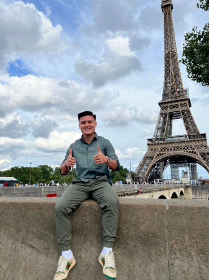 Quang Hải chụp ảnh lưu niệm trước tháp Eiffel nổi tiếng của Pháp - Ảnh: NGUYỄN ĐẮC VĂN