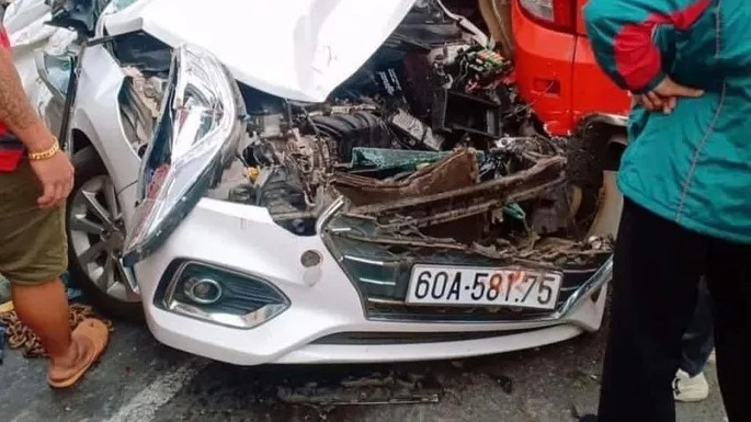 4 người bị thương trong vụ tai nạn liên hoàn giữa 5 xe ô tô.
