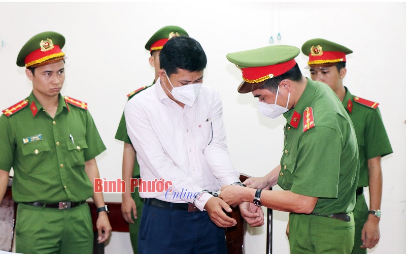 Lực lượng chức năng tống đạt quyết định và thực hiện lệnh bắt tạm giam, khám xét nơi ở, nơi làm việc đối với cựu Giám đốc CDC Bình Phước - Nguyễn Văn Sáu. (Ảnh: Báo Bình Phước).