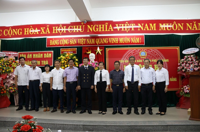 Lãnh đạo TAND TP Đà Nẵng chụp ảnh lưu niệm cùng tân Chánh án TAND quận Sơn Trà và các lãnh đạo, khách mời.
