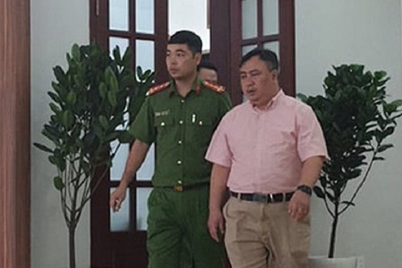 Giám đốc Bệnh viện Mắt TP HCM Nguyễn Minh Khải (áo hồng).