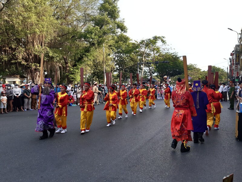 Hát Bả trạo (huyện Quảng Điền) ở lễ hội đường phố.