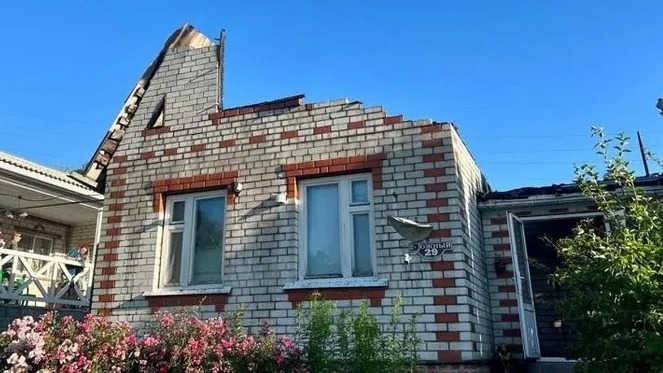 Một ngôi nhà ở Belgorod bị hư hại do tên lửa đạn đạo. Ảnh: RIA Novosti