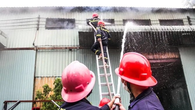 Lực lượng chữa cháy dập tắt đám cháy. Ảnh: Báo Tiền Phong