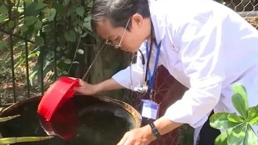 Kiểm tra công tác diệt lăng quăng ở nhà các hộ dân ở Bình Phước. Ảnh: VOV