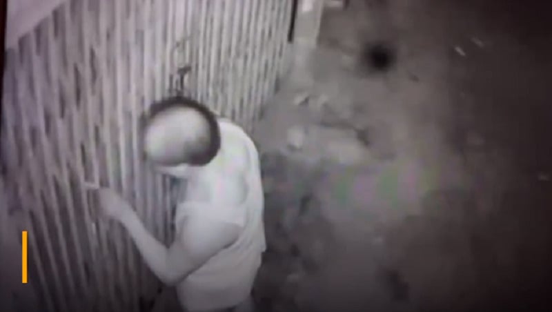 Camera giám sát quay lại cảnh người đàn ông nhòm ngó, gọi cửa một cô gái ở phường Đại Kim, Hà Nội, sau đó ném bức thư có nội dung xin được ngủ cùng.