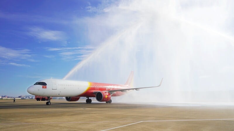 Tàu bay và hành khách Vietjet được chào đón với nghi thức vòi rồng cùng hoa và quà tại sân bay Fukuoka và Nagoya