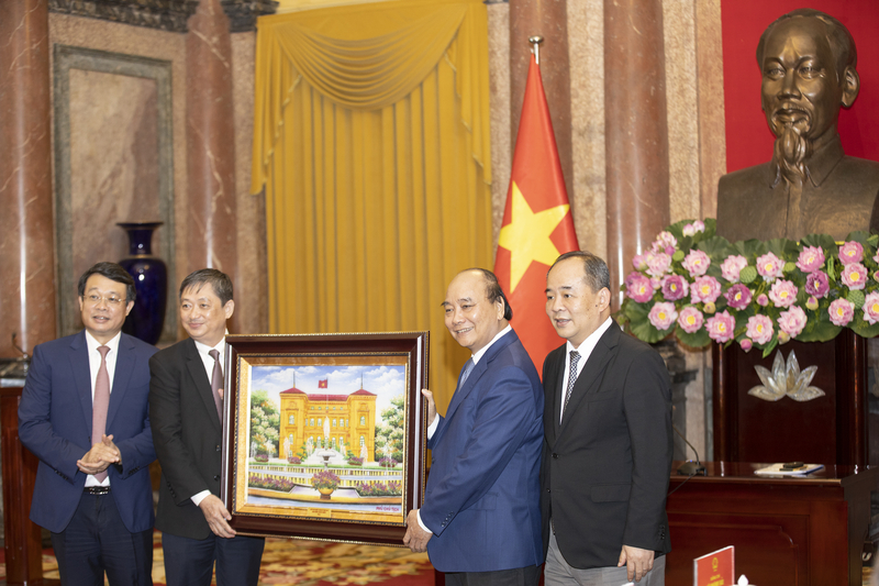 Chủ tịch nước Nguyễn Xuân Phúc tặng quà lưu niệm cho Tổng hội Xây dựng Việt Nam
