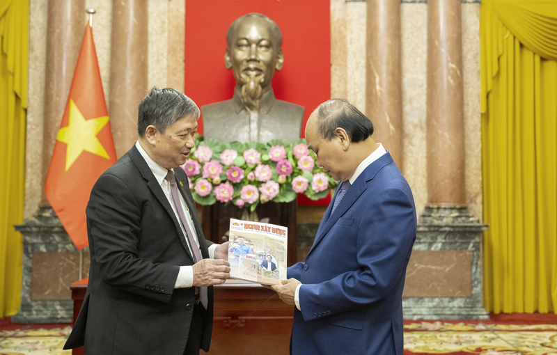 TS Đặng Việt Dũng tặng Tạp chí Người Xây dựng số ra mới nhất cho Chủ tịch nước Nguyễn Xuân Phúc