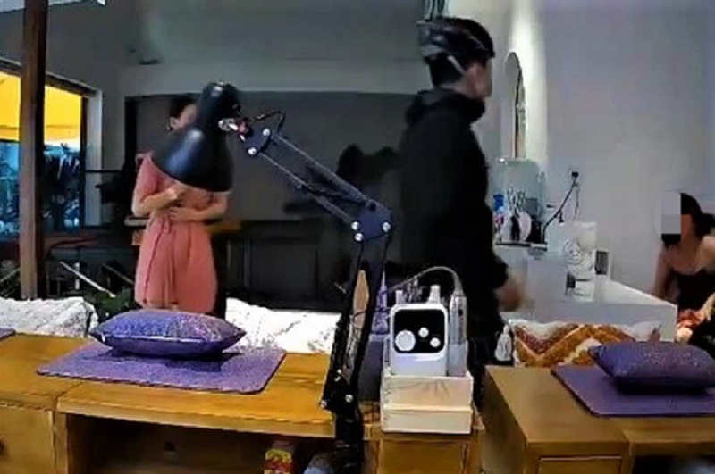 Nam thanh niên 27 tuổi khai nhận hành vi đánh cô gái trong tiệm spa ở Đà Nẵng. (Ảnh: Chụp màn hình clip).