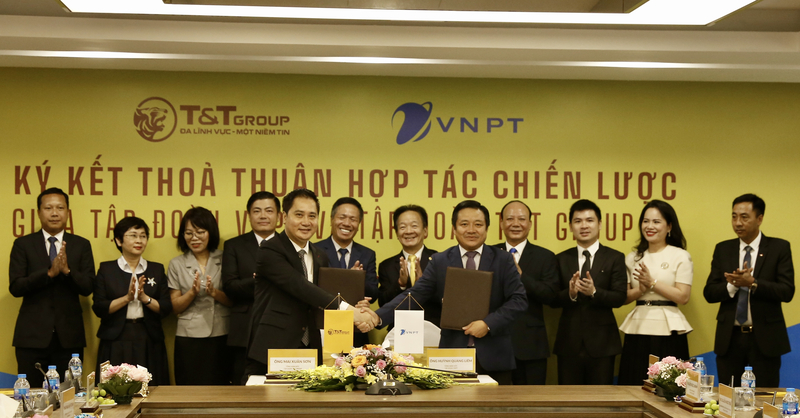 : Ông Mai Xuân Sơn, Tổng Giám đốc Tập đoàn T&T Group (bên trái) và ông Huỳnh Quang Liêm, Tổng Giám đốc Tập đoàn VNPT (bên phải) trao Thỏa thuận hợp tác chiến lược tổng thể, toàn diện.