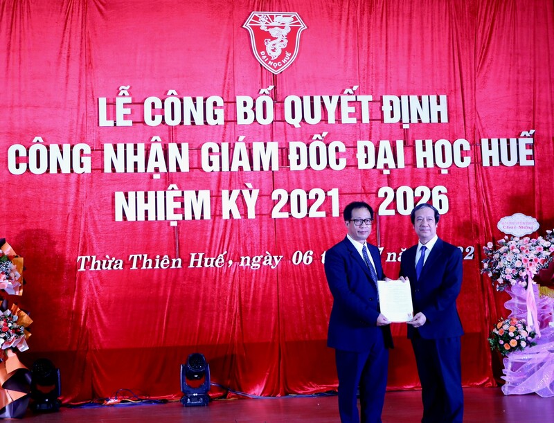 Bộ trưởng Bộ Giáo dục và Đào tạo Nguyễn Kim Sơn trao Quyết định bổ nhiệm cho Phó Giáo sư, Tiến sỹ Lê Anh Phương.