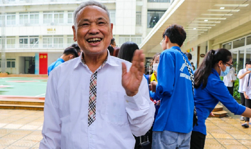 Cụ ông Nguyễn Huy Kỳ (82 tuổi, Hà Nội) vẫn đi thi tốt nghiệp THPT 2022.