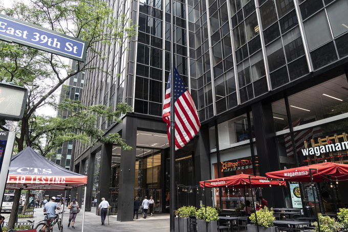 Mỹ treo cờ rủ tại trước tòa nhà số 695 Đại lộ 3 ở New York, nơi đặt trụ sở của phái bộ Nhật tại Liên Hợp Quốc ngày 8/7. Ảnh: Sipa.