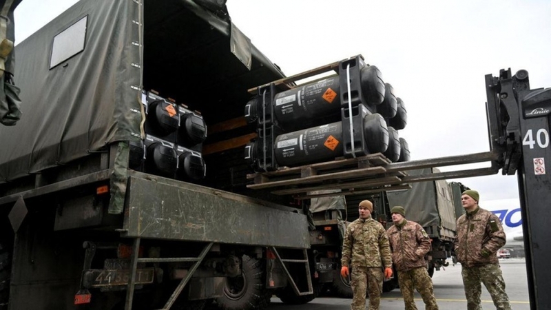 Lính Ukraine bốc dỡ lô tên lửa Javelin do Mỹ từng gửi trước đó. Ảnh: CNN