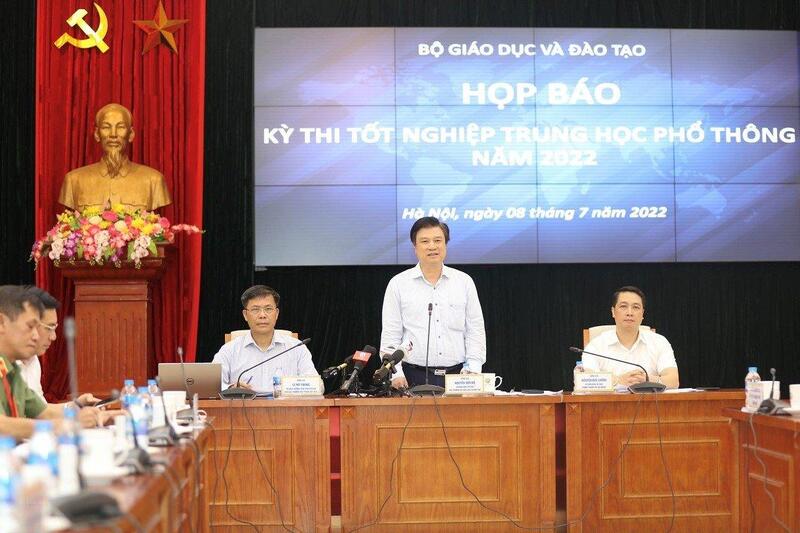 Thứ trưởng Nguyễn Hữu Độ trong buổi học báo về kỳ thi tốt nghiệp THPT 2022 chiều 8/7.