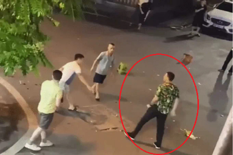 Nam du khách nước ngoài (khoanh đỏ) bị nhóm người tấn công hội đồng tại phố cổ Hà Nội. (Ảnh cắt từ clip).
