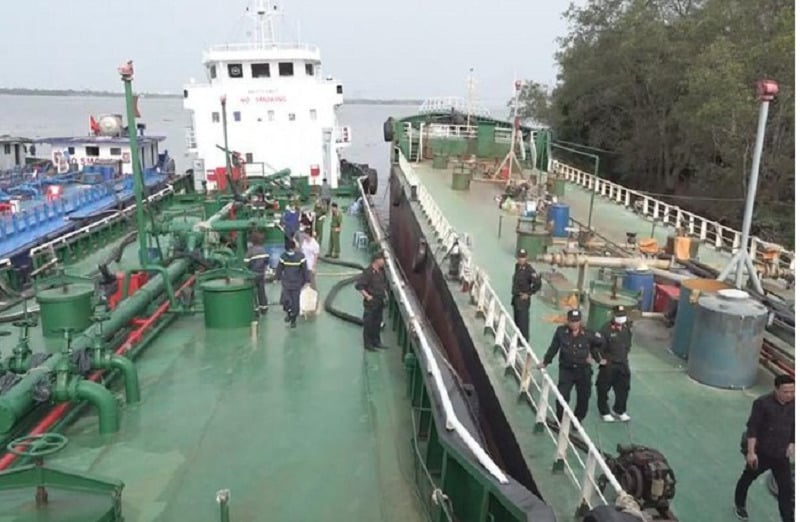 Tàu chở xăng của đường dây buôn lậu do Phan Thanh Hữu cầm đầu bị khám xét.